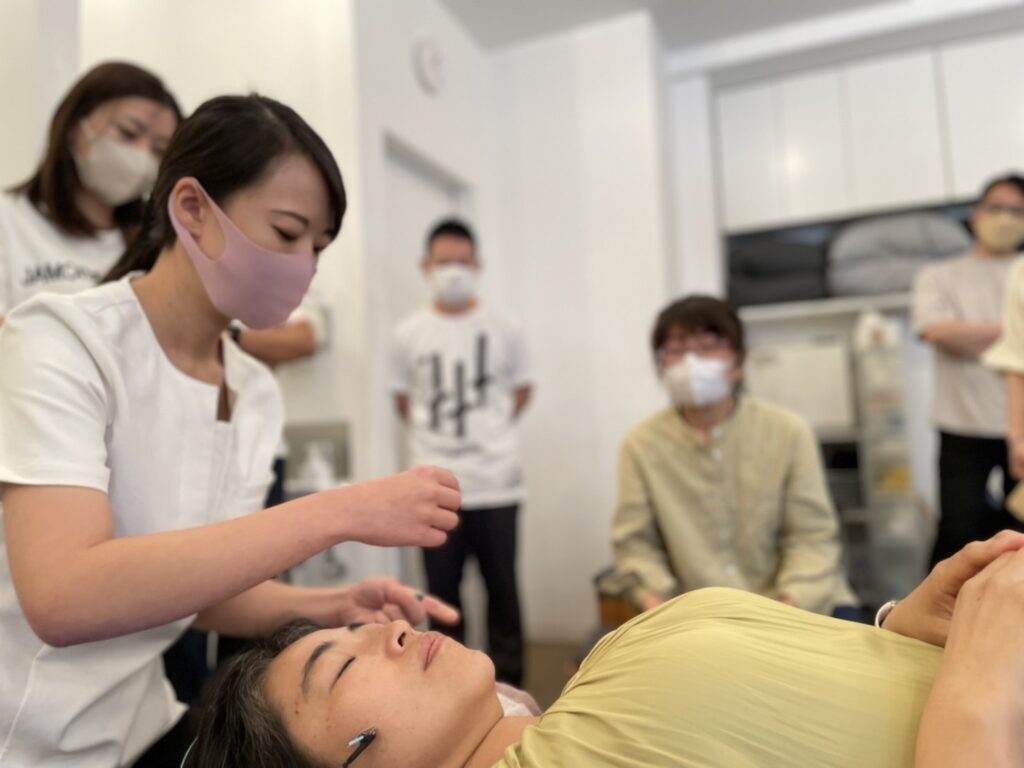 美容鍼の講師として実演する院長 井土